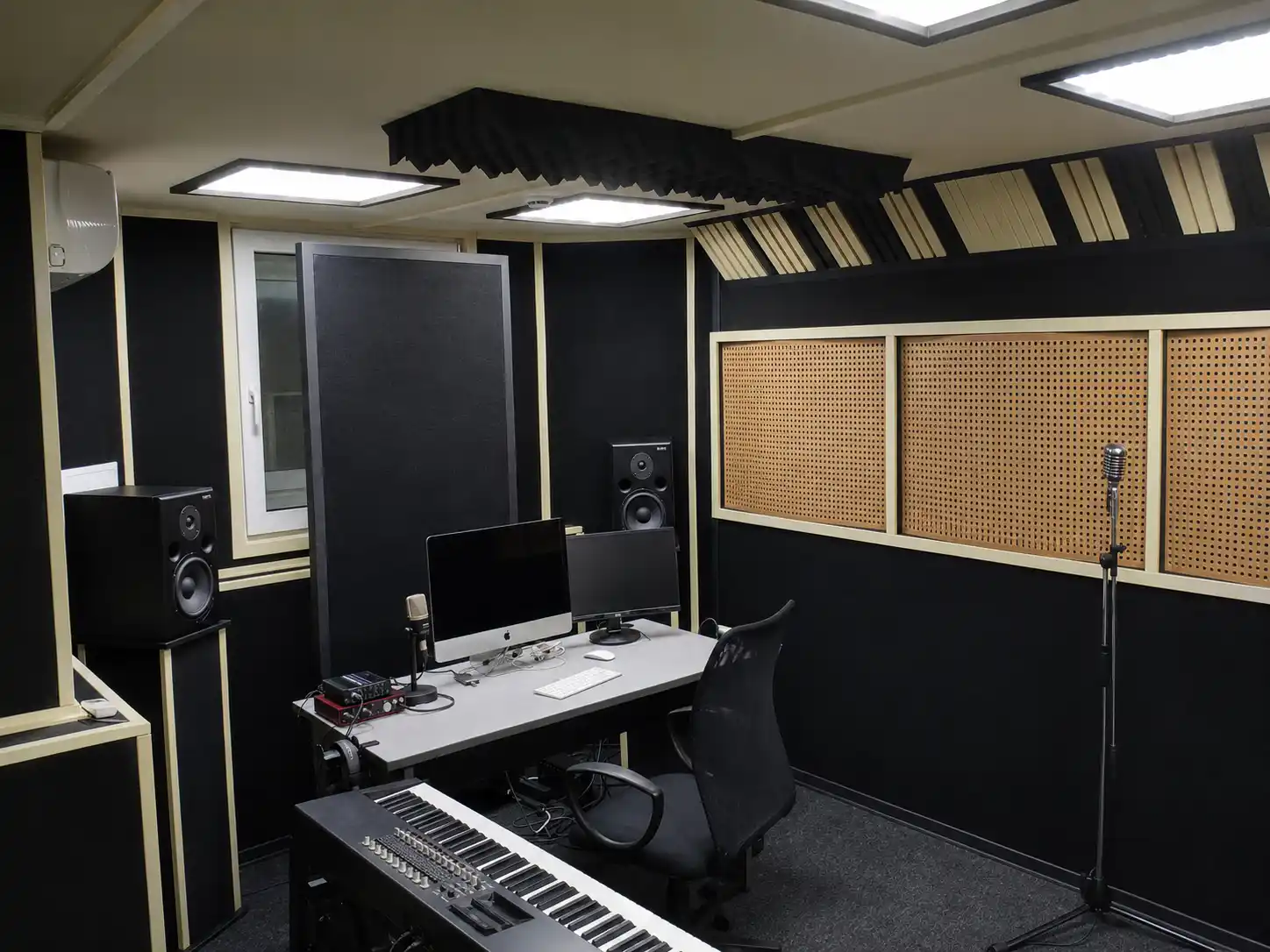 Готовое рабочее помещение студии SOUND GROUP с мониторами, рабочим местом и акустической отделкой