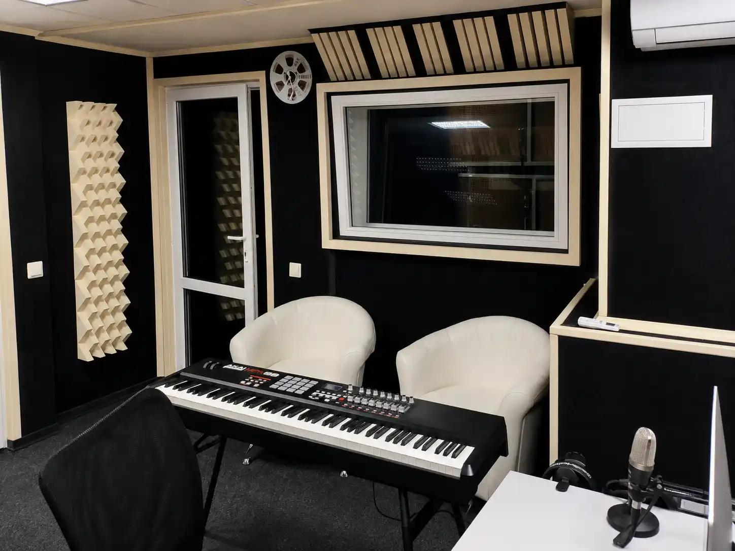 Готовое помещение SOUND GROUP со студийным окном, клавишным инструментом и микрофоном